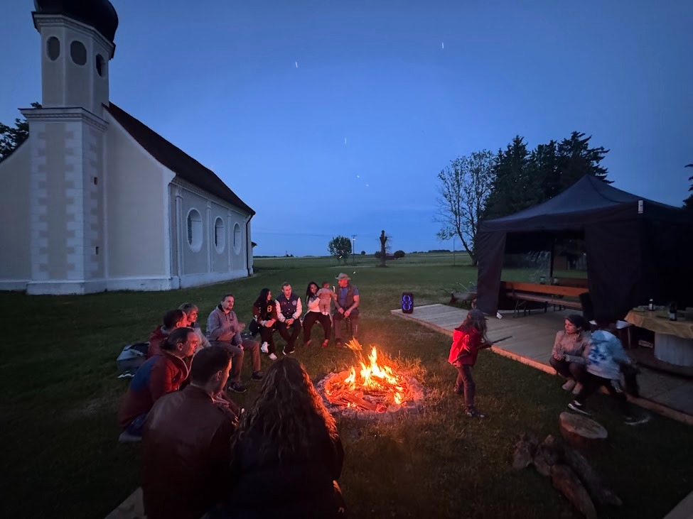 Lagerfeuer mit Freunden an der Kapelle
