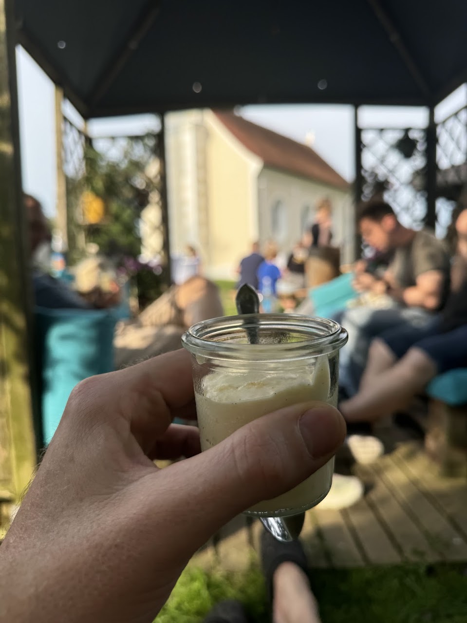 Dessert im Gläschen mit Blick auf die Gäste