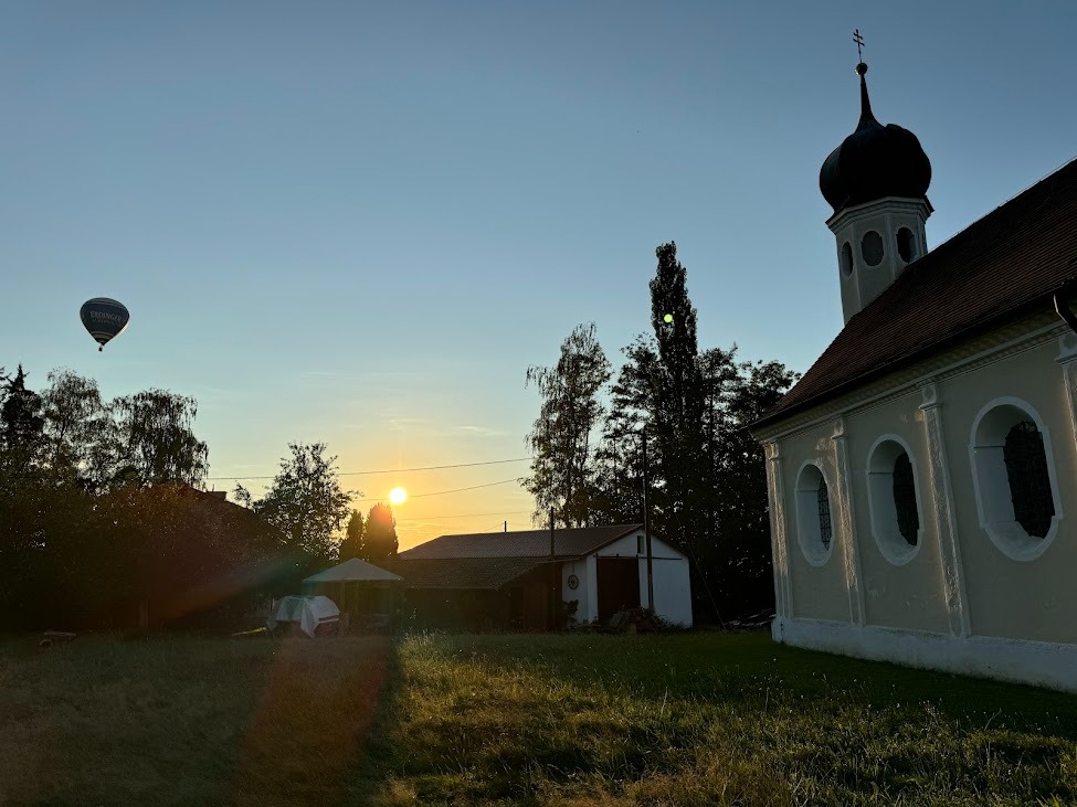 Sonnenuntergang an der Kapelle mit Heißluftballon