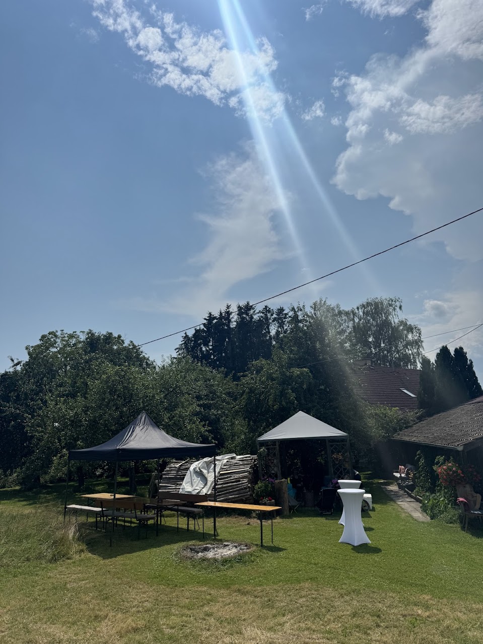 Pavillon und Lounge-Bereich im Garten