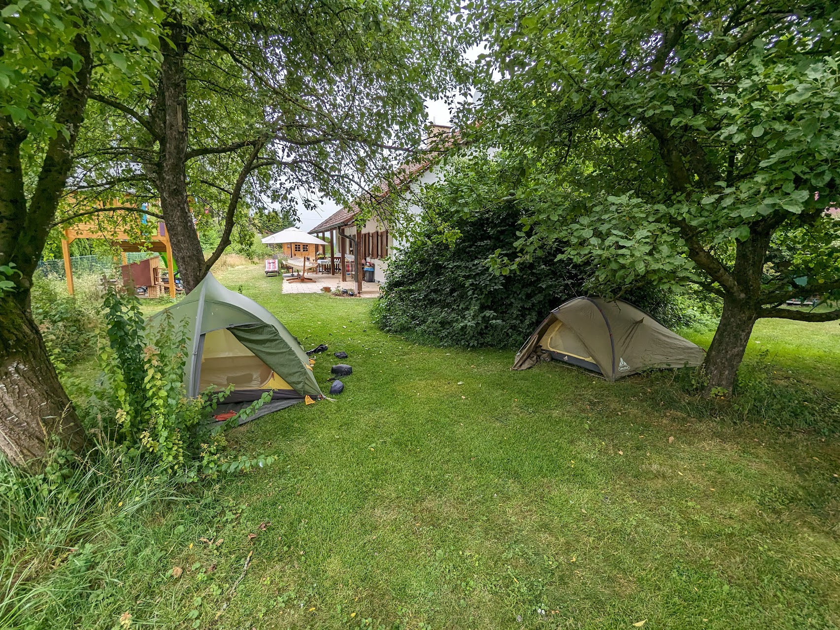 Zelte im Garten zum Übernachten
